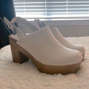 Universal Thread size 7.5 white clogs! Super Comfy and cute!